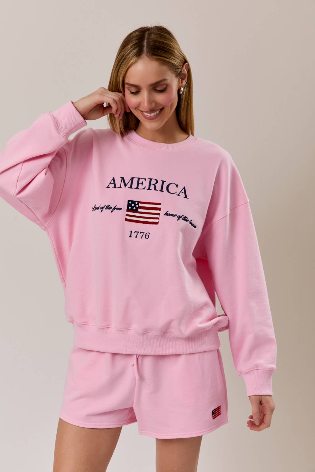USA GRAPHIC EMBO SWEATSHIRT AND SHORTS