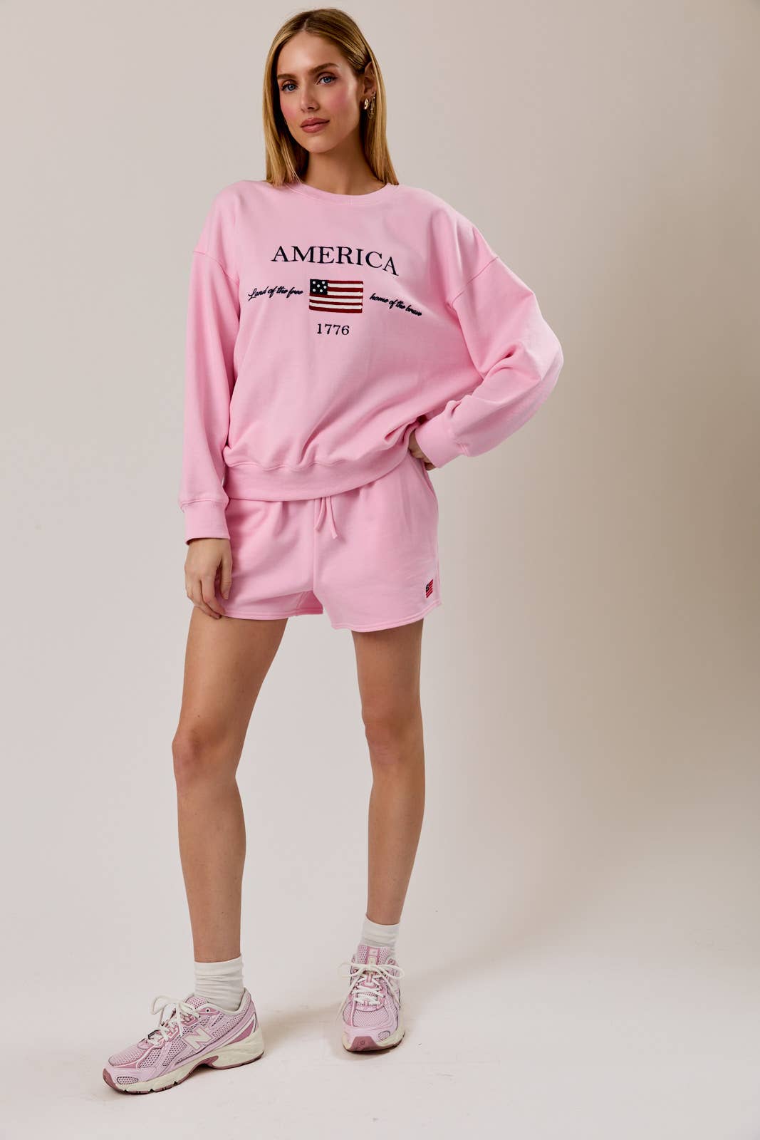 USA GRAPHIC EMBO SWEATSHIRT AND SHORTS