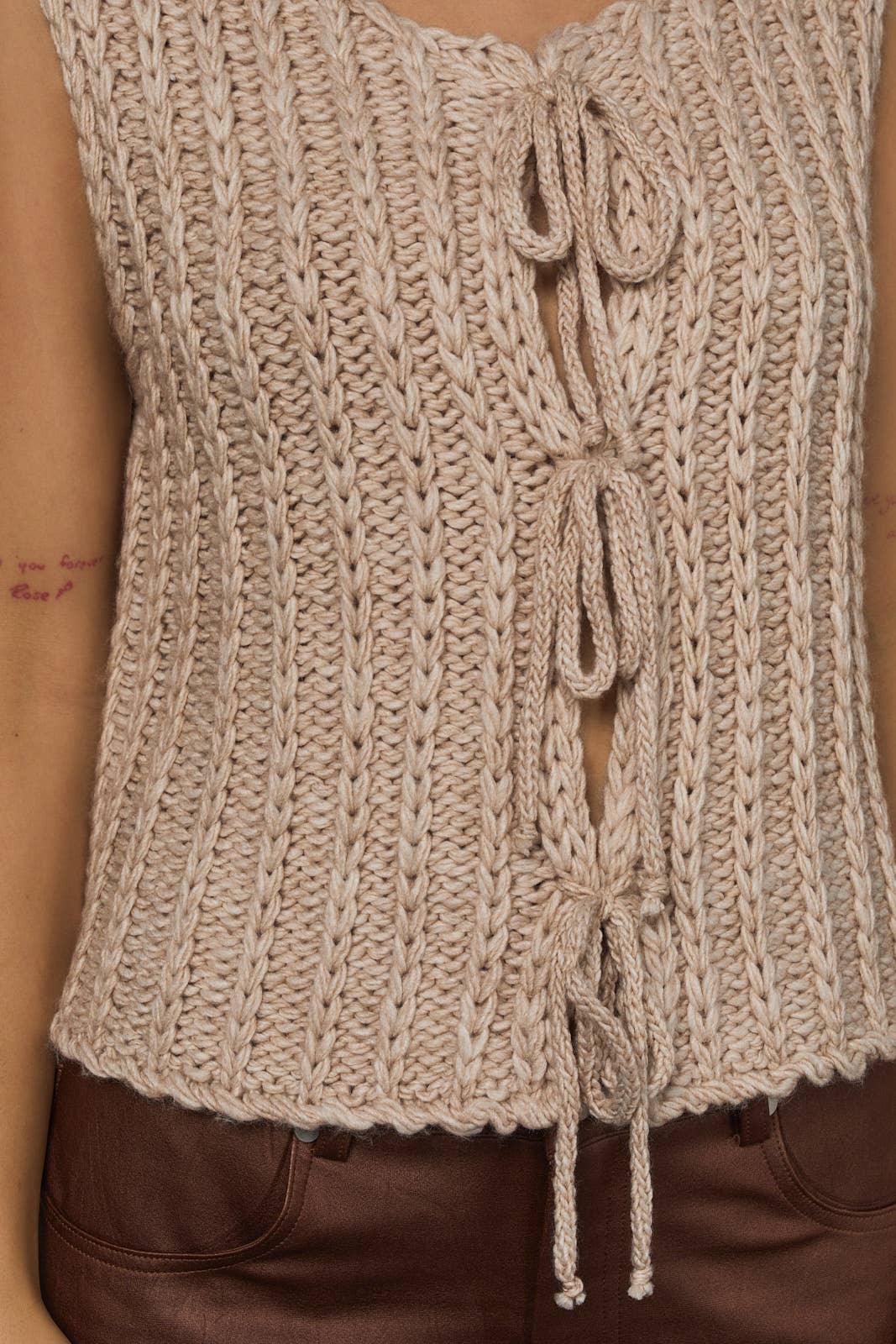 ROUND NECK FRONT TIE CHUNKY SWEATER VEST